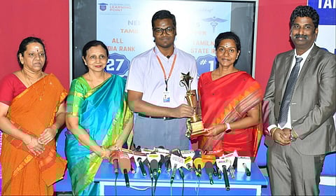 நீட் தேர்வில் மாநில அளவில் முதலிடம் பிடித்த மாணவர் சூரியநாராயணனுக்கு பள்ளி நிர்வாகத்தின் சார்பில் பாராட்டு தெரிவிக்கப்பட்டது.