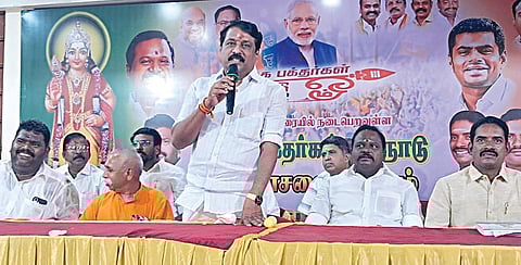 மதுரையில் நடைபெற உள்ள முருக பக்தர்கள் மாநாடு தொடர்பாக திருவாரூரில் நேற்று நடைபெற்ற ஆலோசனைக் கூட்டத்தில் பேசிய பாஜக மாநிலத் தலைவர் நயினார் நாகேந்திரன்.