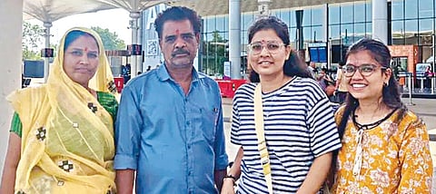 தாய், தந்தை, சகோதரியுடன் பாயல் (வலமிருந்து இரண்டாவது).