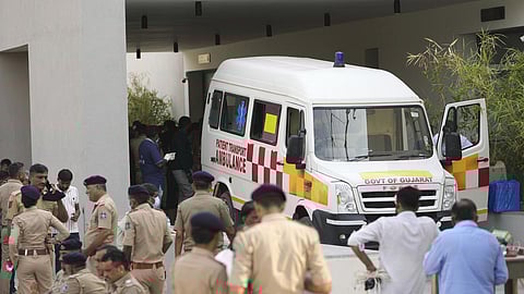 அகமதாபாத் விமான விபத்து: டிஎன்ஏ சோதனையில் 31 பேரின் அடையாளம் உறுதி; 12 உடல்கள் ஒப்படைப்பு