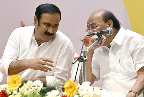 ராமதாஸுடன் அன்புமணி ராமதாஸ் | கோப்புப் படம்.