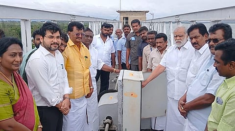 ஆண்டிபட்டி அருகே வைகை அணையில் இருந்து பாசனத்திற்கு தண்ணீரை திறந்துவிட்ட அமைச்சர்கள் ஐ.பெரியசாமி, மூர்த்தி.