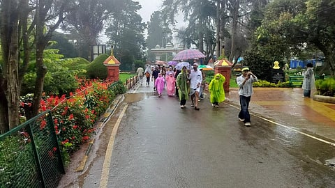 ரெட் அலர்ட் அறிவிப்பு எதிரொலி: ஊட்டியில் குறைந்த சுற்றுலா பயணிகள்