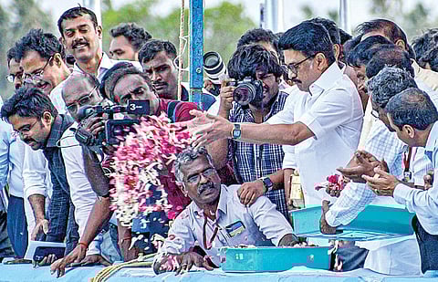 கல்லணையில் இருந்து நேற்று தண்ணீரை திறந்துவைத்து, ஆற்றில் மலர்கள் தூவுகிறார் முதல்வர் ஸ்டாலின்.