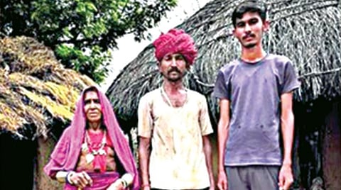 பெற்றோருடன் ஷ்ரவன் குமார்.