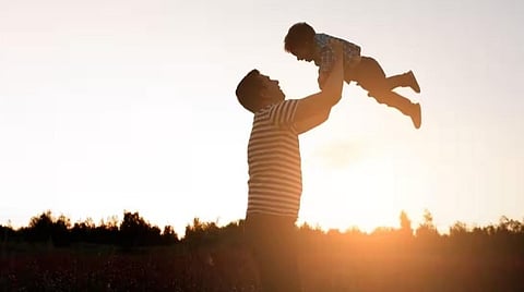 பாதம் தேய பயணிக்கும் தந்தையரை வணங்குவோம்: சர்வதேச தந்தையர் தினத்துக்கு முதல்வர், தலைவர்கள் வாழ்த்து!