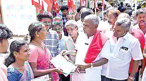 மார்க்சிஸ்ட் கம்யூனிஸ்ட் கட்சி சார்பில், மக்கள் நல கோரிக்கைகளை வலியுறுத்தி தமிழ்நாடு முழுவதும் 10 நாள் பிரச்சார இயக்கம் நடைபெறுகிறது. அதன் ஒருபகுதியாக சென்னை எம்ஜிஆர் நகரில் கட்சியின் மாநிலச் செயலாளர் பெ.சண்முகம் பிரச்சார இயக்கத்தை தொடங்கிவைத்து மக்களிடம் துண்டுப் பிரசுரங்களை வழங்கினார்.