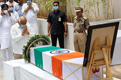 குஜராத் முன்னாள் முதல்வர் விஜய் ரூபானி உடலுக்கு முதல்வர் பூபேந்திர படேல் அஞ்சலி