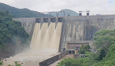 பில்லூர் அணையில் இருந்து வெளியேறும் உபரிநீர்.