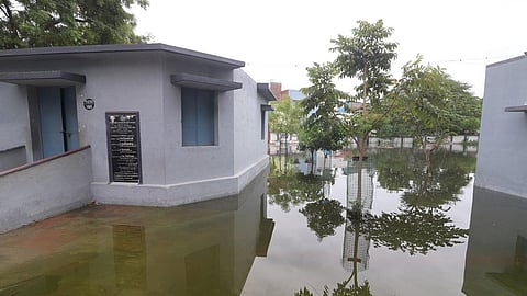 மதுரை சிந்தாமணியில் அரசு பள்ளி வளாகத்தில் கழிவுநீர் - சமுதாயக் கூடத்தில் மாணவர்கள் தஞ்சம்