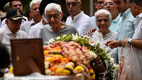 அகமதாபாத் விமான விபத்து: மும்பைக்கு கொண்டு வரப்பட்ட விமானி சுமித் சபர்வாலின் உடல்