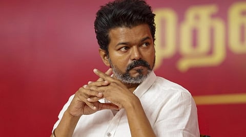 பாஜக பின்னால் ஒளிந்து கொண்டு அநீதிக்கு துணை போக கூடாது: தமிழக அரசு சாதிவாரி கணக்கெடுப்பு நடத்த விஜய் வலியுறுத்தல்