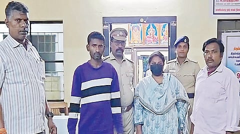 வாணியம்பாடி தொழிலதிபர் இம்தியாஸ் வீட்டில் கொள்ளை சம்பவத்தில் ஈடு
பட்டு, கைது செய்யப்பட்ட அருண்குமார், சக்திவேல், சாந்தகுமாரி, இளவரசன்.