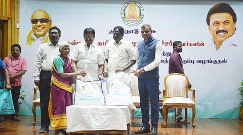 டெல்லி மதராஸி முகாமில் வீடுகளை இழந்து பாதிக்கப்பட்ட தமிழர்களின் குடும்பங்களுக்கு நிவாரணம்: அமைச்சர் நாசர் வழங்கினார்