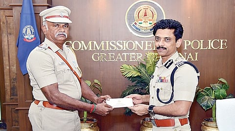 காவல் ஆய்வாளர் கருணாகரனை நேரில் அழைத்து பாராட்டிய காவல் ஆணையர் அருண்.