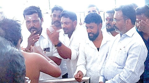 திருப்பரங்குன்றம் சுப்பிரமணிய சுவாமி கோயிலில் நேற்று சுவாமி தரிசனம் செய்த விசிக தலைவர் திருமாவளவன் எம்.பி.