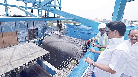 கிண்டி கத்திப்பாராவில், மாதவரம் - சோழிங்கநல்லூர் வரையிலான 5-வது வழித்தட மெட்ரோ ரயில் கட்டுமானப் பணிகளை முதல்வர் மு.க.ஸ்டாலின் நேற்று பார்வையிட்டு ஆய்வு செய்தார். உடன் அமைச்சர் தா.மோ. அன்பரசன்.