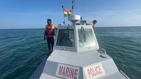 ரோந்துப் படகில் மீனவரை தேடும் மெரைன் போலீஸார்.