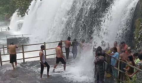 திற்பரப்பு அருவியில் 4 நாட்களுக்கு பின்பு வெள்ளிக்கிழமை சுற்றுலாப் பயணிகள் குளிக்க அனுமதிக்கப்பட்டனர்.