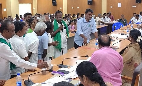 ‘எம்எல்ஏ பரிந்துரைக்கும் நபருக்கே பயிர்க்கடன்’ - மதுரை ஆட்சியரிடம் விவசாயிகள் புகார்