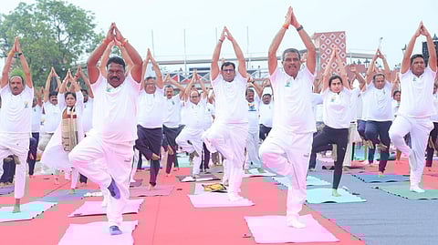 உ.பி. அரசு அலுவலகங்களில் ‘ஒய் பிரேக்’ - அலுவலர்கள் யோகா செய்ய அனுமதி