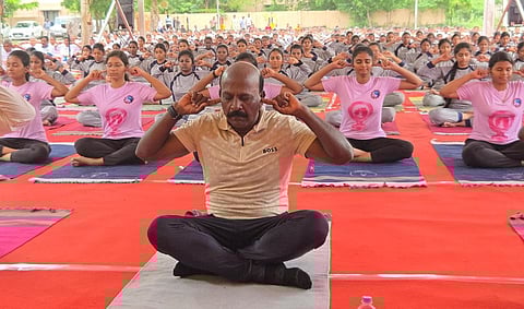 அரசு யோகா மற்றும் இயற்கை மருத்துவ கல்லூரி மருத்துவமனையில் மாணவர்களுடன் இணைந்து யோக பயிற்சியில் ஈடுபட்ட சுகாதாரத் துறை அமைச்சர் மா.சுப்பிரமணியன்