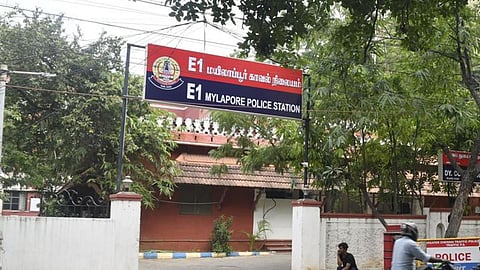 சென்னை மெரினாவில் அதிவேகமாக கார் ஓட்டிய ஐ.டி ஊழியரை எச்சரித்த போலீஸ்!