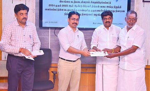 படகு உரிமையாளர்களுக்கு முதலமைச்சரின் பொது நிவாரண நிதியிலிருந்து காசோலை வழங்கும் ஆட்சியர் சிம்ரன்ஜீத் சிங் காலோன்