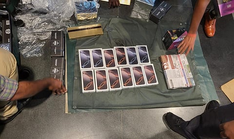 கோவை விமான நிலையத்தில் கடத்தல் ஆப்பிள் போன்கள் பறிமுதல், பயணி கைது