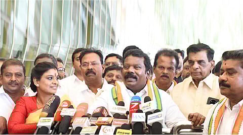 கோவை விமான நிலையத்தில் செய்தியாளர்களுக்கு பேட்டி அளித்த செல்வப்பெருந்தகை | படம்: ஜெ.மனோகரன்.