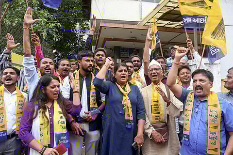 குஜராத்தின் விசாவதாரில் ஆம் ஆத்மி கட்சி வெற்றி பெற்றதை அடுத்து அக்கட்சியினர் கொண்டாட்டத்தில் ஈடுபட்டனர்.