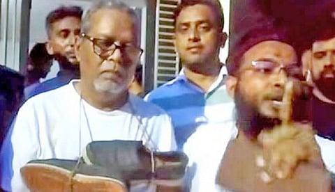 வங்கதேச முன்னாள் தலைமை தேர்தல் ஆணையருக்கு செருப்பு மாலை - தேர்தல் முறைகேடு புகாரில் கைது