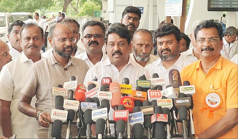 கோவை விமான நிலையத்தில் பாஜக மாநிலத் தலைவர் நயினார் நாகேந்திரன் செய்தியாளர்களைச் சந்தித்தார்