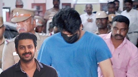 போதைப்பொருள் பயன்படுத்தியதாக கைது செய்யப்பட்ட நடிகர் ஸ்ரீகாந்த்தை புழல் சிறைக்கு அழைத்துச் சென்ற போலீஸார்.