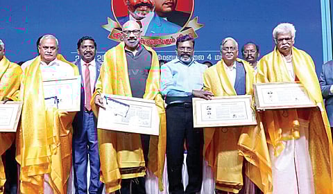 விடுதலை சிறுத்தைகள் கட்சியின் விருது வழங்கும் விழாவில் ஆந்திராவில் உள்ள திராவிட பல்கலைக்கழக முன்னாள் துணைவேந்தர் கே.எஸ்.சலமுக்கு ‘அம்பேத்கர் சுடர்' விருது, நடிகர் சத்யராஜுக்கு ‘பெரியார் ஒளி' விருது வழங்கப்பட்டது. அதேபோல, புதுச்சேரி முன்னாள் முதல்வர் வெ.வைத்திலிங்கத்துக்கு ‘காமராசர் கதிர்' விருது, பவுத்த ஆய்வறிஞர் பா.ஜம்புலிங்கத்துக்கு ‘அயோத்திதாசர் ஆதவன்' விருது, தமிழ்தேசிய விடுதலை இயக்க பொதுச்செயலாளர் தியாகுவுக்கு ‘மார்க்ஸ் மாமணி' விருது, தமிழ்நாடு ஜமா அத்துல் உலமா சபை தலைவர் பி.ஏ.காஜா முயீனுத்தீன் பாகவிக்கு ‘காயிதேமில்லத் பிறை' விருது, யாழ்ப்பாண தமிழறிஞர் அ.சண்முகதாஸுக்கு ‘செம்மொழி ஞாயிறு' விருது ஆகியவற்றை விசிக தலைவர் திருமாவளவன் வழங்கினார்.படம்: ம.பிரபு