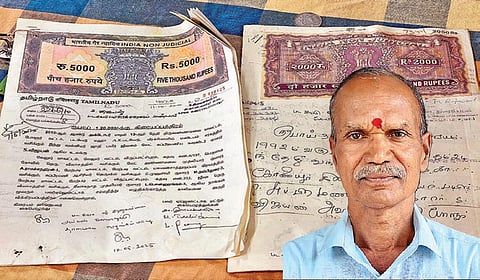 படவேடு ஸ்ரீ ரேணுகாம்பாள் கோயில் உண்டியலில் செலுத்தப்பட்டிருந்த சொத்து பத்திரங்கள். (உள்படம்) முன்னாள் ராணுவ வீரர் விஜயன்.