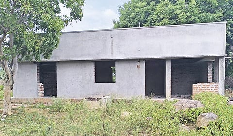 அஞ்செட்டி அருகே தாண்டியம் மலைக் கிராமத்தில் பாதியில் நிறுத்தப்பட்ட அங்கன்வாடி மைய கட்டிடப் பணி.