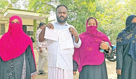 தனது குடும்பத்தினருடன் ராமநாதபுரம் ஆட்சியர் அலுவலகத்துக்கு மனு அளிக்க வந்த ஷேக் ஜமாலுதீன்.