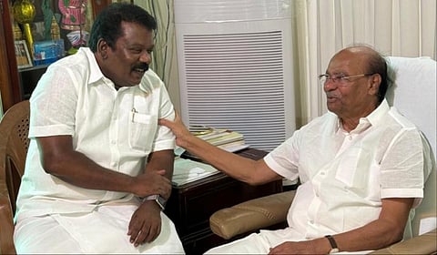 திண்டிவனம் தைலாபுரத்தில் பாமக நிறுவனர் ராமதாஸை தமிழ்நாடு காங்கிரஸ் கமிட்டியின் தலைவர் செல்வப்பெருந்தகை சந்தித்துப் பேசினார்.