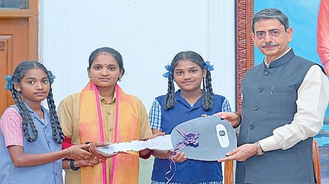 வாடகை ஆட்டோ ஓட்டிக் கொண்டிருந்த அமலாவின் வாழ்வாதாரத்தை முன்னேற்றும் விதமாக, அவருக்கு புதிய ஆட்டோவை, ஆளுநர் ஆர்.என்.ரவி வழங்கி, அதில் முதல் வாடிக்கையாளராக பயணித்தார்.