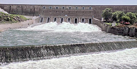 மேட்டூர் அணையின் மேல்மட்ட 8 கண் மதகு வழியாக டெல்டா பாசனத்துக்கு பாய்ந்தோடும் காவிரி நீர்.