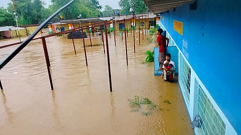 ஜார்க்கண்ட்: ஜாம்ஷெட்பூரில் வெள்ளத்தில் சிக்கிய பள்ளியில் இருந்து 162 குழந்தைகள் மீட்பு