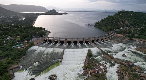 மேட்டூர் அணையின் வெள்ள உபரிநீர் போக்கியின் 16 கண் மதகு வழியாக உபரிநீர் காவிரி ஆற்றில் வெளியேற்றப்பட்ட ரம்மியான காட்சி.