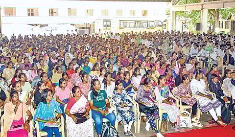 திருச்சி ஸ்ரீமதி இந்திராகாந்தி மகளிர் கல்லூரியில் நேற்று நடைபெற்ற ‘உனக்குள் ஓர் ஐஏஎஸ்’ வழிகாட்டி நிகழ்ச்சியில் பங்கேற்ற மாணவ, மாணவிகள், போட்டி தேர்வர்கள், பெற்றோர் உள்ளிட்டோர். | படங்கள்: ர.செல்வமுத்துகுமார் |