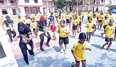 கேரளாவின் எர்ணாகுளம் மகளிர் உயர்நிலைப் பள்ளியில் மாணவ, மாணவியருக்கு ஜூம்பா நடன பயிற்சி வழங்கப்படுகிறது. | படம்: ஆர்.கே.நிதின் |