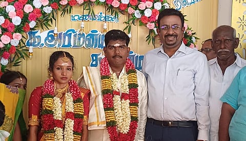 பெற்றோரை இழந்த பெண்ணுக்கு தந்தையாக நின்று சொந்த செலவில் திருமணம் நடத்திய ஐஏஎஸ் அதிகாரி!
