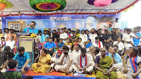 மதுரை மேலூர் அருகே மேலவளவில் நடந்த முருகேசன் உள்ளிட்ட 7 பேரின் நினைவேந்தல் நிகழ்ச்சியில் விசிக தலைவர் தொல்.திருமாவளவன் எம்.பி பேசினார். | படம்: எஸ்.கிருஷ்ணமூர்த்தி