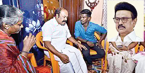 மடப்புரத்தில் போலீஸார் விசாரணையில் உயிரிழந்த அஜித்குமாரின் குடும்பத்தினரிடம் நேற்று ஆறுதல் தெரிவித்த அமைச்சர் கே.ஆர்.பெரியகருப்பன், மாவட்ட ஆட்சியர் கா.பொற்கொடி, தமிழரசி எம்எல்ஏ.