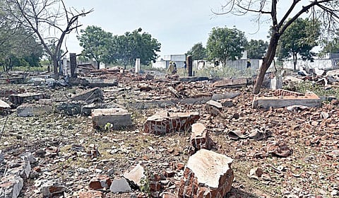 சிவகாசி அருகே சின்னகாமன்பட்டி பட்டாசு ஆலையில் நேற்று காலை நேரிட்ட வெடி விபத்தில் தரைமட்டமான கட்டிடங்கள்.