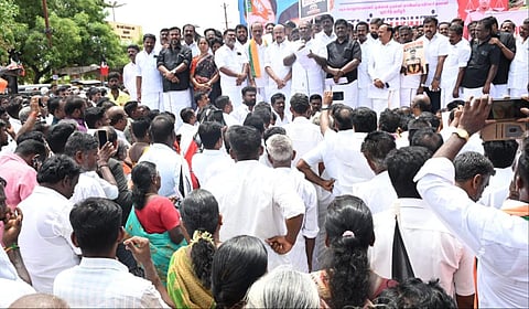 திருப்புவனம் சந்தைபேட்டை அருகே அஜித்குமார் மரணத்துக்கு நீதி கேட்டு ஆர்ப்பாட்டம் செய்த அதிமுகவினர் | படம்: எல்.பாலச்சந்தர்